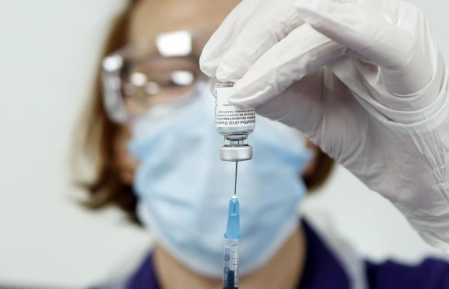 nurse COVID vaccine syringe prepare
